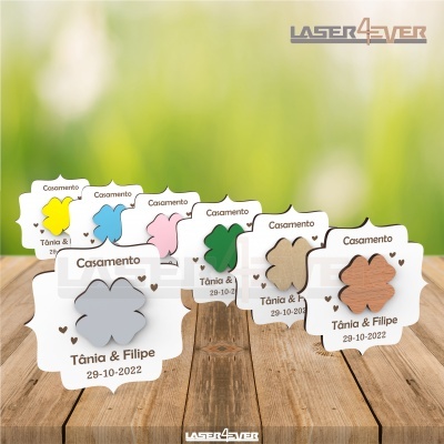 Lembranças casamento flores madeira coloridas com nomes Tânia & Filipe e data 29-10-2022