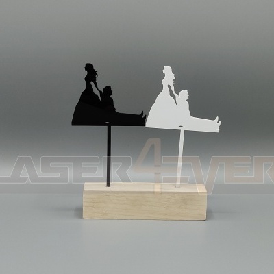Escultura decorativa de mulher e criança em metal preto e branco com base de madeira