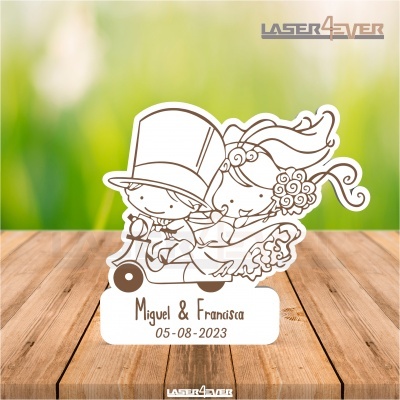 Figura decorativa em madeira com casal de noivos e texto personalizado