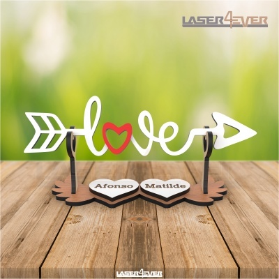 Decoração em madeira e metal com palavra love, coração e nomes Afonso e Matilde
