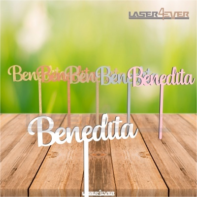 Toppers de bolo com o nome Benedita em várias cores e materiais