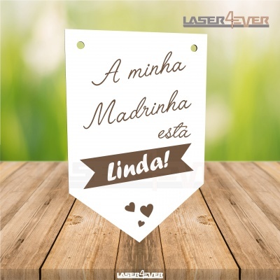 Bandeira decorativa branca com texto e corações castanhos sobre mesa de madeira