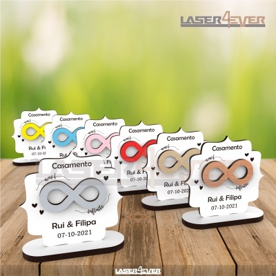 Lembranças de casamento em madeira com símbolo do infinito e nomes Rui & Filipa, várias cores, data 07-10-2021