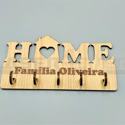 Porta-chaves em madeira com texto HOME e Família Oliveira, com ganchos