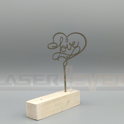 Objeto decorativo com palavra 'Love' em metal dourado e base de madeira clara