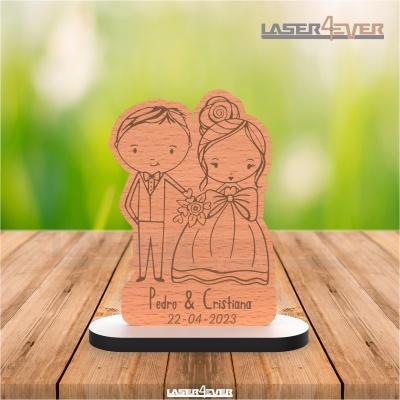 Estatueta de madeira gravada decorativa de noivos com base branca