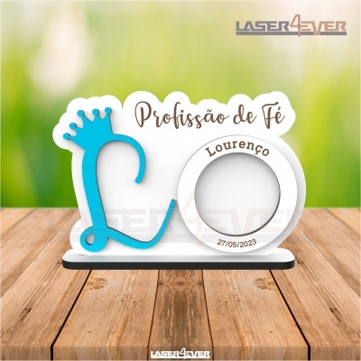 Objeto decorativo de madeira com letra L, coroa azul, texto Profissão de Fé, nome Lourenço e data 27/05/2023