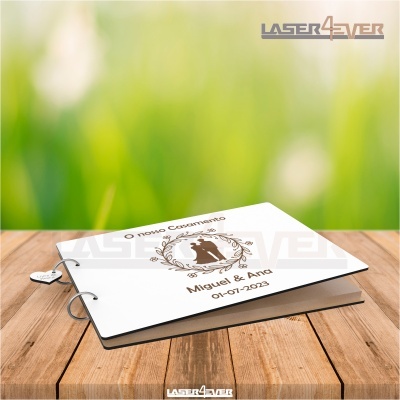 Livro de capa de casamento branco com ilustração castanha e texto em madeira