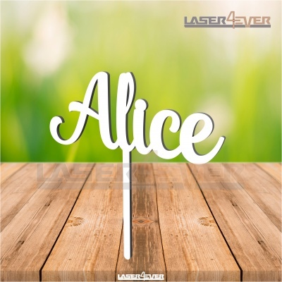 Letreiro decorativo branco com nome Alice em madeira sobre mesa clara
