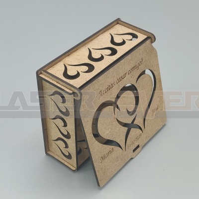 Caixa de madeira com design de coração e gotas de água