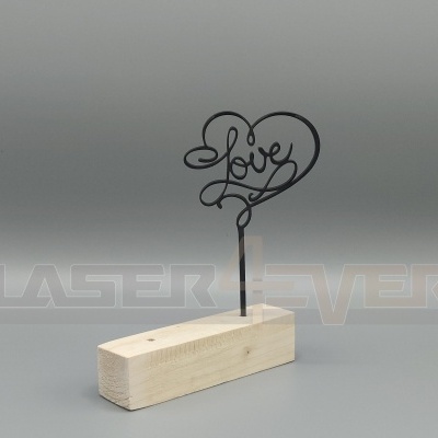 Decoração com base de madeira e palavra 'Love' em metal preto formando um coração