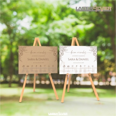 Placas retangulares em cavaletes de madeira com texto em português colocadas em ambiente externo