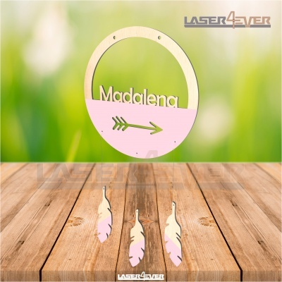 Suspensão decorativa redonda em madeira clara com base rosa, nome Madalena, seta e três penas penduradas