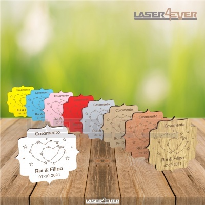 Marcadores de mesa coloridos para casamentos com gravações e texto personalizado sobre mesa de madeira