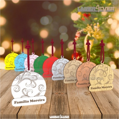 Ornamentos de árvore de Natal coloridos com o texto Família Moreira