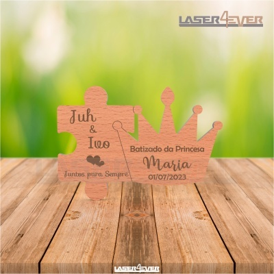 Peças de puzzle em madeira com texto gravado a laser e forma de coroa sobre chão de madeira