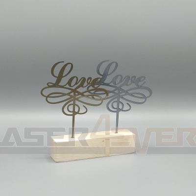 Enfeites de mesa em madeira com a palavra 'Love' dourada e prata