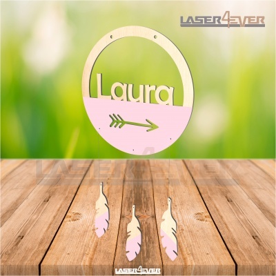 Decoração em madeira com nome Laura, seta e penas cor de rosa