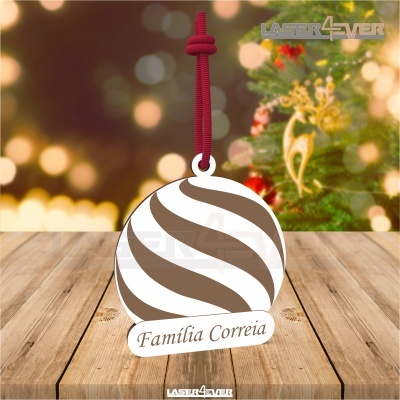 Enfeite de Natal pendurado com padrão ondulado e texto Família Correia