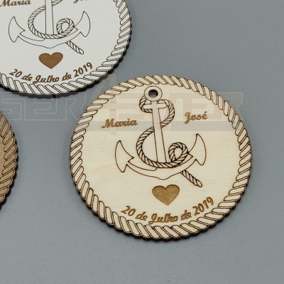 Pendentes redondos de madeira com gravações de âncora, datas e nomes