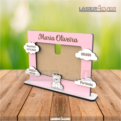 Porta-fotos rosa de madeira com ursinho e nuvens decorativas e texto 