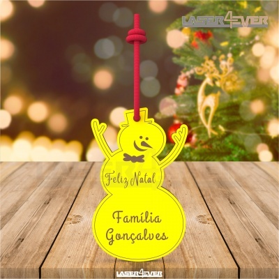 Enfeite de Natal amarelo com boneco de neve e texto Feliz Natal Família Gonçalves