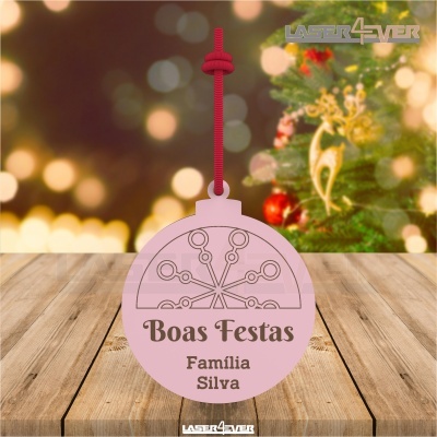 Enfeite rosa redondo com texto Boas Festas Família Silva e cordão vermelho, em fundo natalício