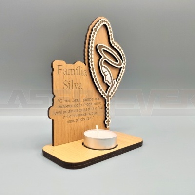 Suporte de madeira para vela com placa gravada Família Silva e pena decorativa