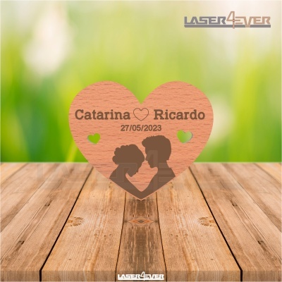 Decoração coração de madeira gravado com texto e silhuetas de casal