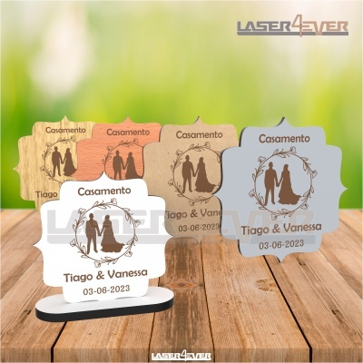 Lembranças de casamento de madeira e acrílico com nomes Tiago e Vanessa e data 03-06-2023