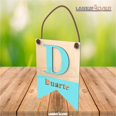 Placa decorativa de madeira com letra D azul e nome Duarte pendurada
