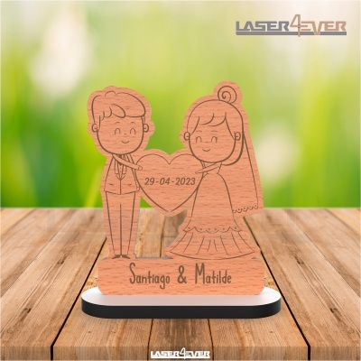 Escultura de madeira casal de noivo e noiva com data e nomes