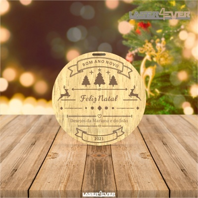 Ornamento de Natal redondo em madeira clara com texto e símbolos gravados