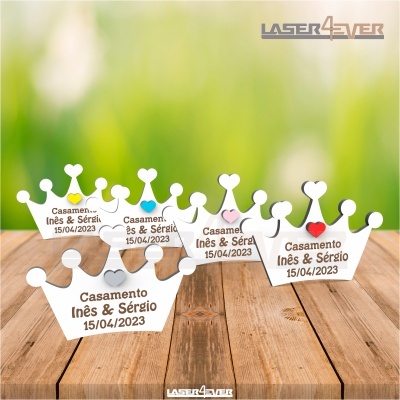 Placas decorativas em forma de coroa com texto de casamento em português