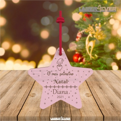 Pendente estrela rosa com cordão vermelho e texto gravado de Natal