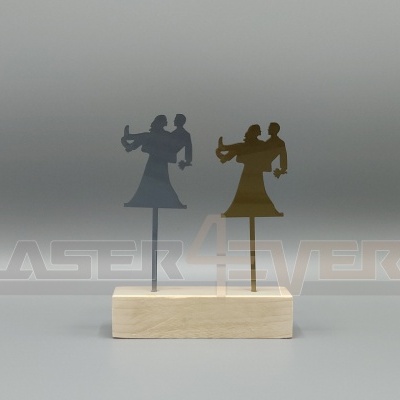 Bonecos de metal castanho e cinzento numa base de madeira clara