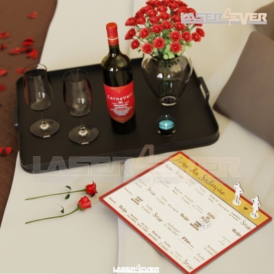 Garrafas, copos de vinho, flores vermelhas e menu digital sobre mesa preta