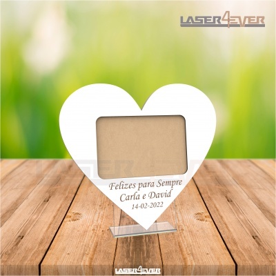Moldura de fotografia em forma de coração branco com texto gravado e suporte transparente