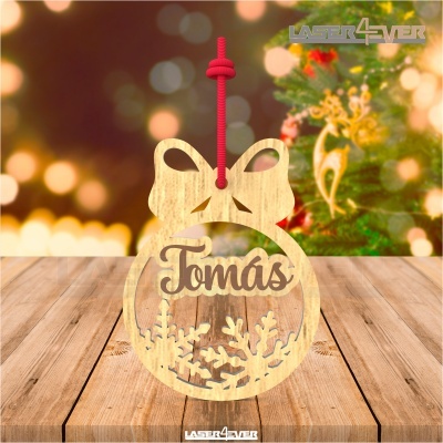 Enfeite de Natal em madeira com o nome Tomás e flocos de neve, pendurado por cordão vermelho