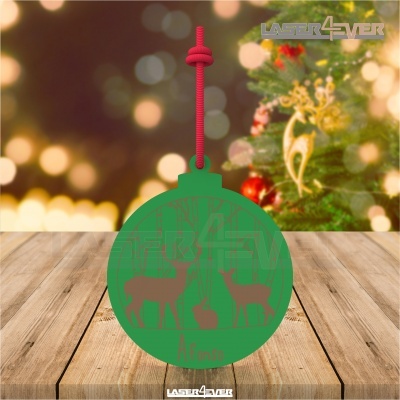 Enfeite natalício verde com motivos de veados e nome Afonso, pendurado por corda vermelha