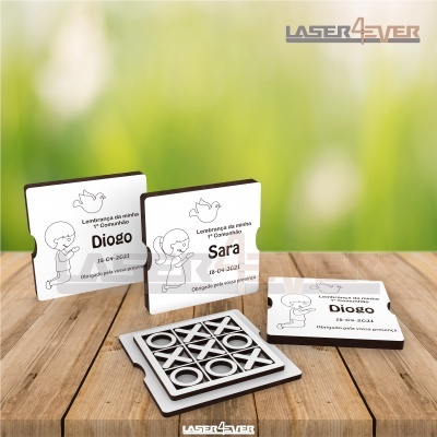 Peças de madeira com gravações para jogo da velha e nomes personalizados em português.