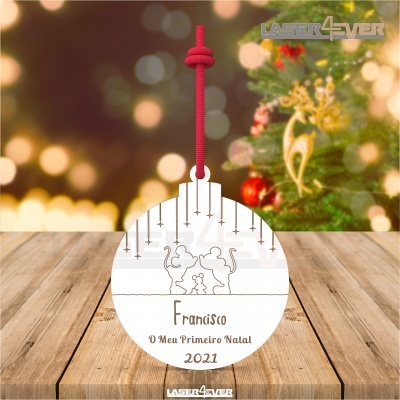 Ornamento redondo de madeira com ilustração de gatos e texto de Natal, pendurado com cordão vermelho