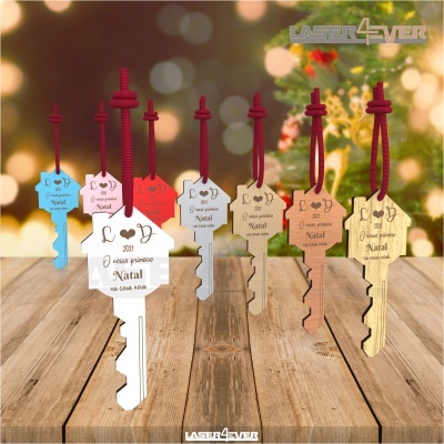 Chaves decorativas coloridas com etiquetas de Natal penduradas por fios vermelhos sobre mesa de madeira