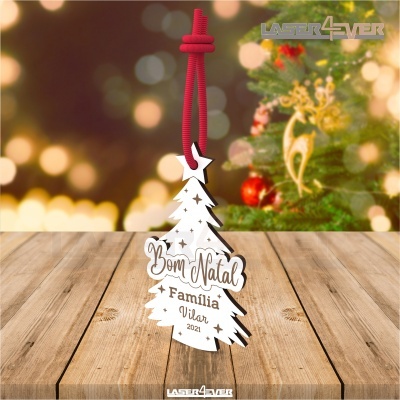 Pendente de Natal branco em forma de árvore com texto preto, cordão vermelho, fundo natalício