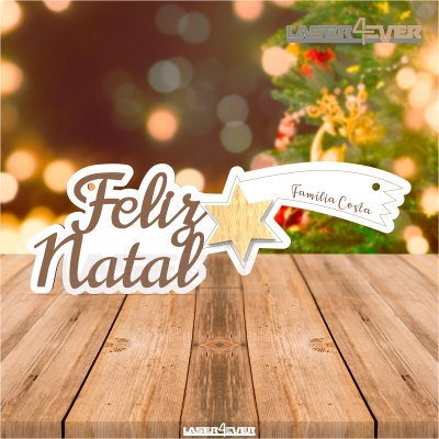 Adereço de Natal em madeira com a frase Feliz Natal, estrela e faixa com Família Costa