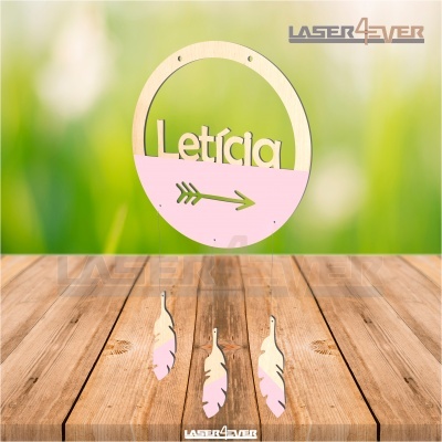 decoração pendente em madeira com nome Letícia, meia lua rosa e penas penduradas