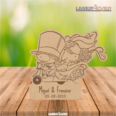 Figura de noivos em madeira com data e nomes gravados