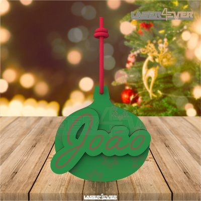 Enfeite de Natal verde com nome João em relevo vermelho suspenso por cordão vermelho