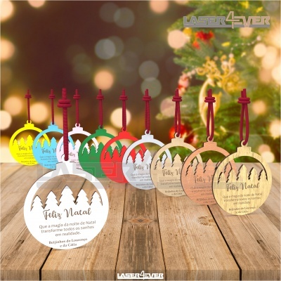 Etiquetas de Natal redondas coloridas com texto e cordões vermelhos para pendurar