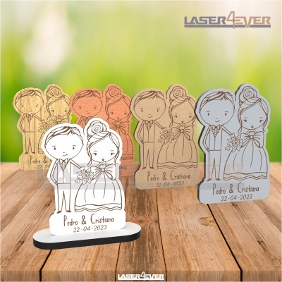 Placas decorativas de madeira com figuras de noivos e texto Pedro & Cristiana 22-04-2023